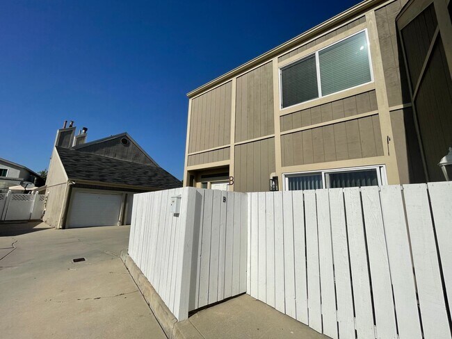Building Photo - Completely updated 2bedroom Townhome