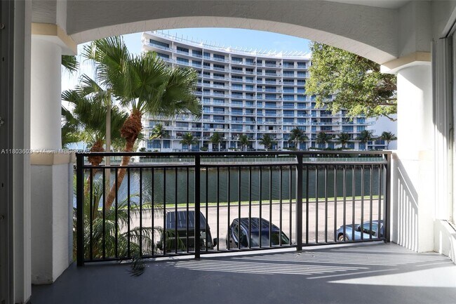 Foto del edificio - 3245 NE 184th St