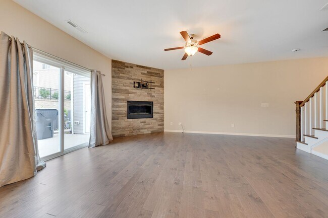 Building Photo - Beautiful 3bd/2.5ba Townhouse Available in...