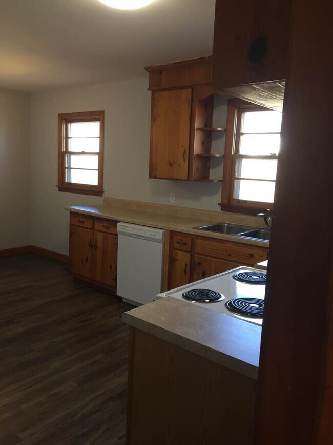Building Photo - 805 Tulip Cir