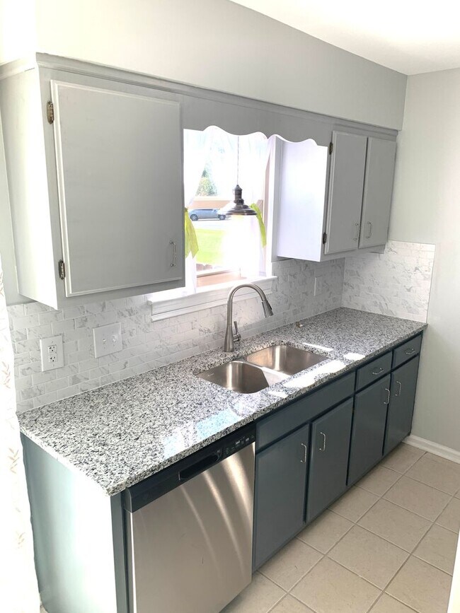 Foto del edificio - Freshly Renovated townhome by Percy Priest...