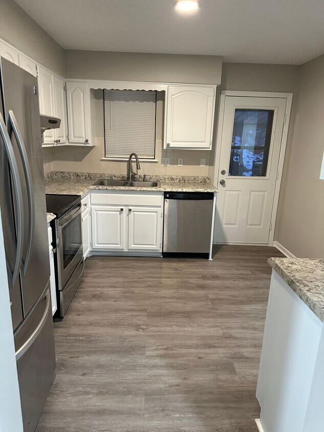 Foto principal - Newly Remodeled 4 Bedroom house on one acer