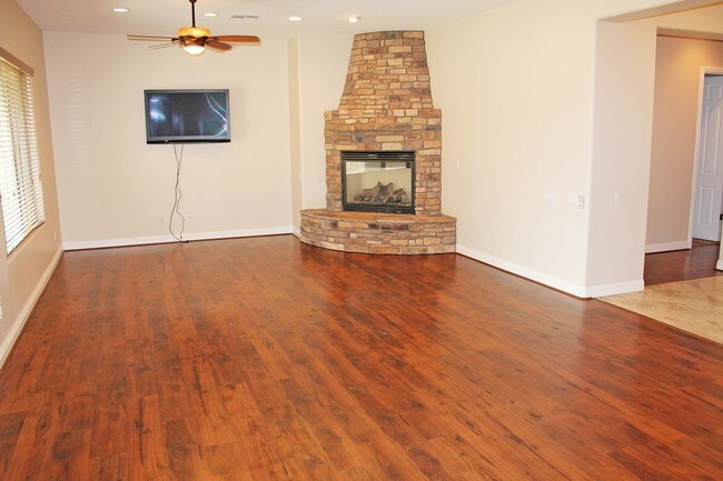 Building Photo - 3 bed with den pool and gas fireplace