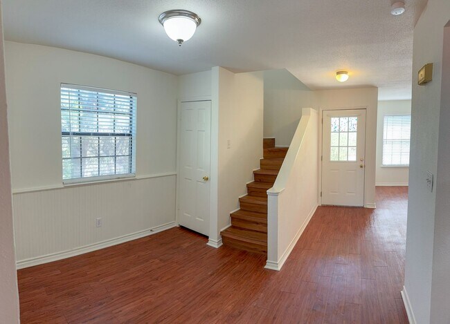 Foto del edificio - 6403 Lohman Ford Rd