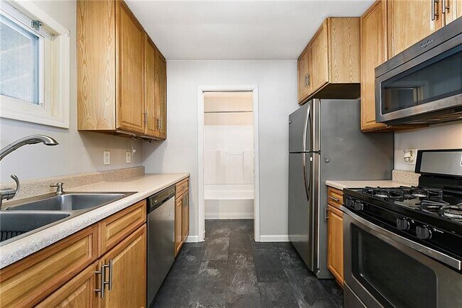 Building Photo - 913 Elm St