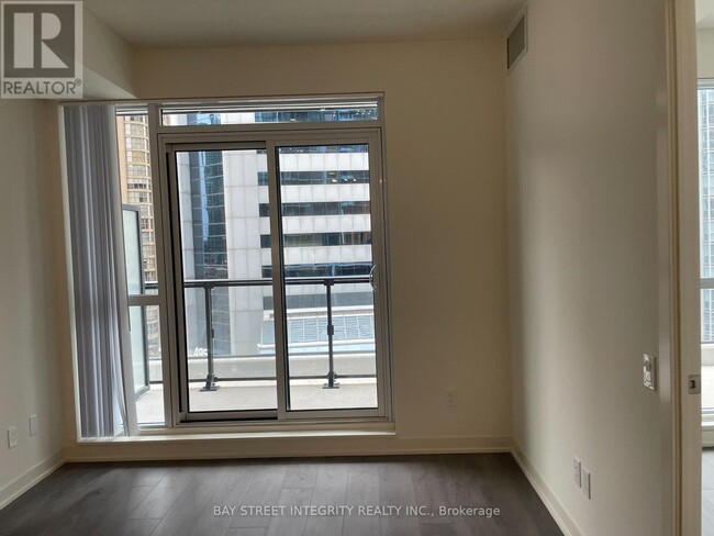 Building Photo - 4955-4955 Yonge St