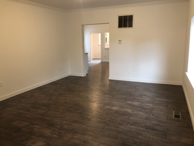 Foto del edificio - 410 E James St