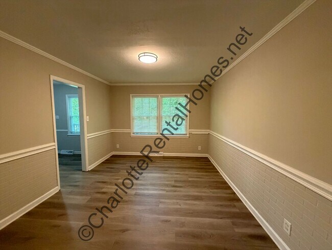 Foto del edificio - Move in ready 3 bedroom 2 bath home with all new flooring throughout and private deck