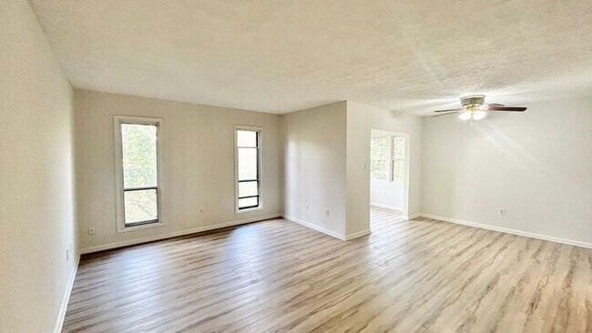 Foto del edificio - North Atlanta 1 Bed-1 Bath Condo, LVP Hardwoods, Sunroom/Office, Available Mid-July!