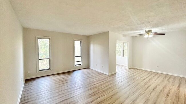 Building Photo - North Atlanta 1 Bed-1 Bath Condo, LVP Hardwoods, Sunroom/Office, Available Mid-July!