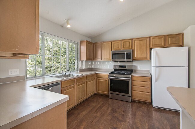 Building Photo - Multi-Level Elkhorn Home