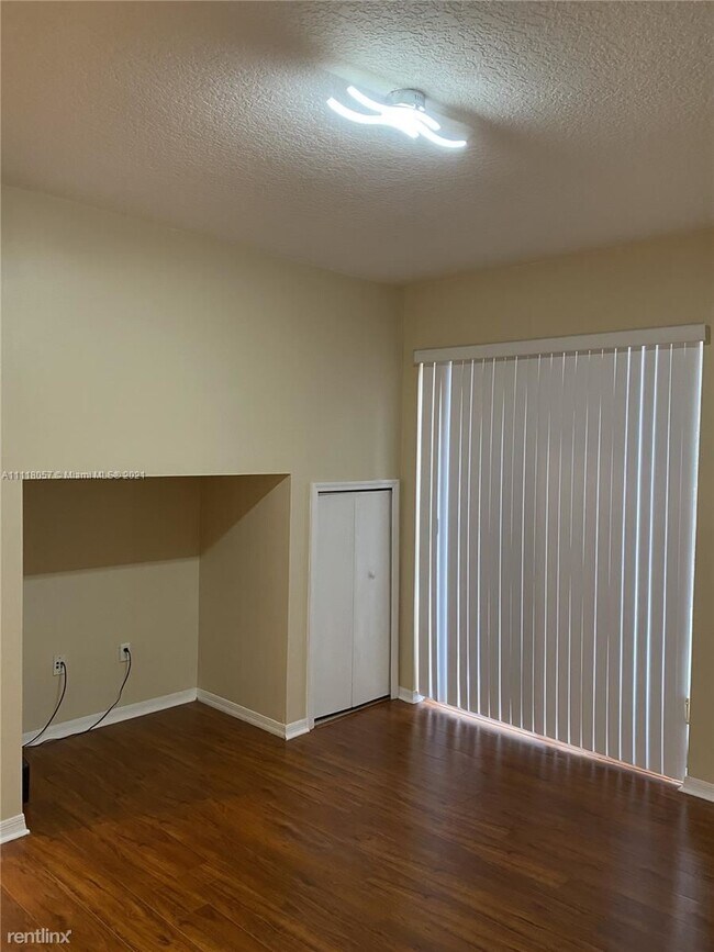 Foto del edificio - 3 br, 2.5 bath Townhome - 10671 SW 7th St ...