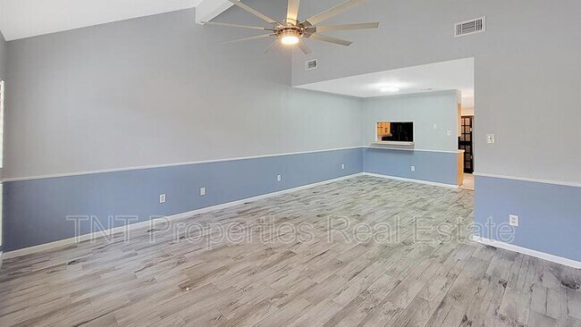 Building Photo - 931 Spring Loop