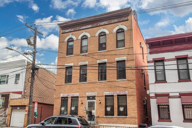 Front - 817 24th St