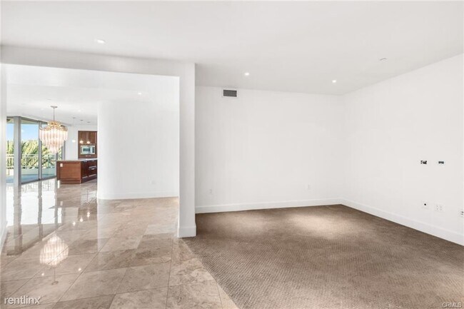 Building Photo - 2 br, 1.5 bath Condo - 3050 Scholarship