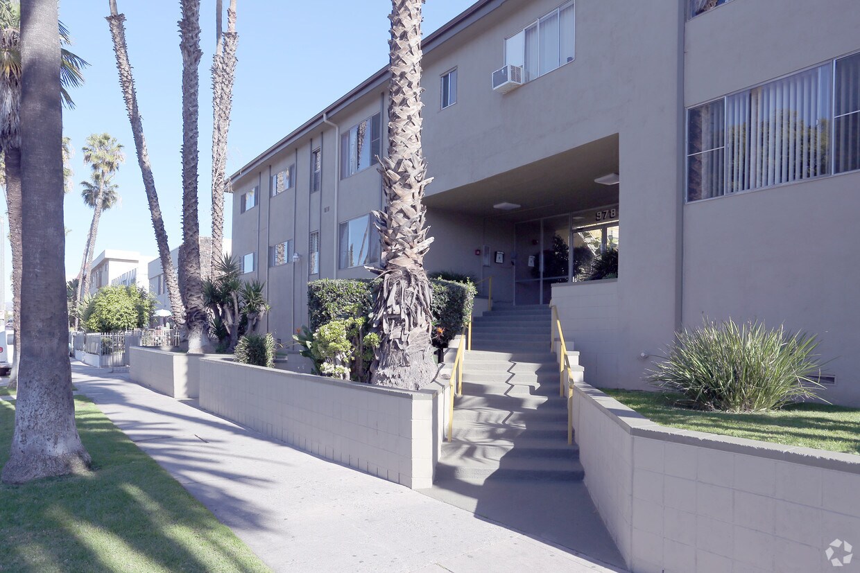 Entrada - 978 S Westmoreland Ave