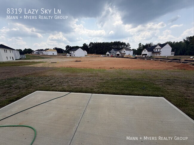 Foto del edificio - 8319 Lazy Sky Ln