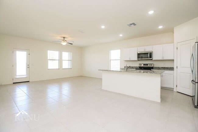 Foto del edificio - 18392 Los Gabrieles Wy