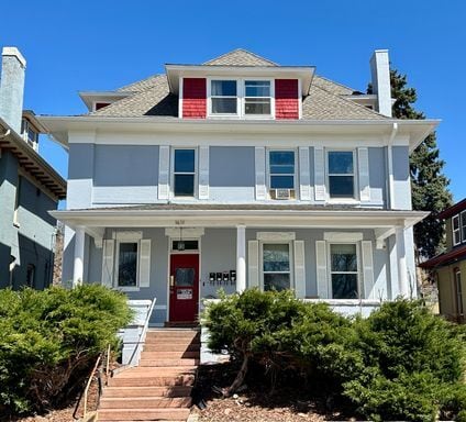 Charming Top Floor Unit with Off-Street Parking - Charming Top Floor Unit with Off-Street Parking