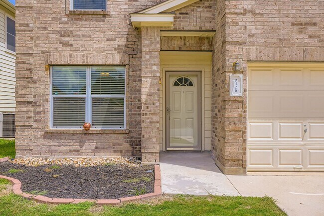 Building Photo - Stunning 4-bedroom/2.5-bathroom Home near ...