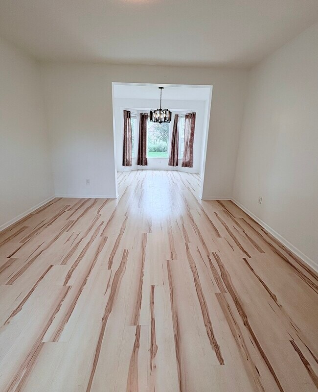 Foto del edificio - Spacious 4 Bed, 2 Bath Home in Columbus