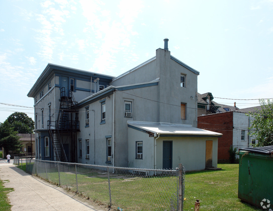 Building Photo - 909 - 911 Dekalb St