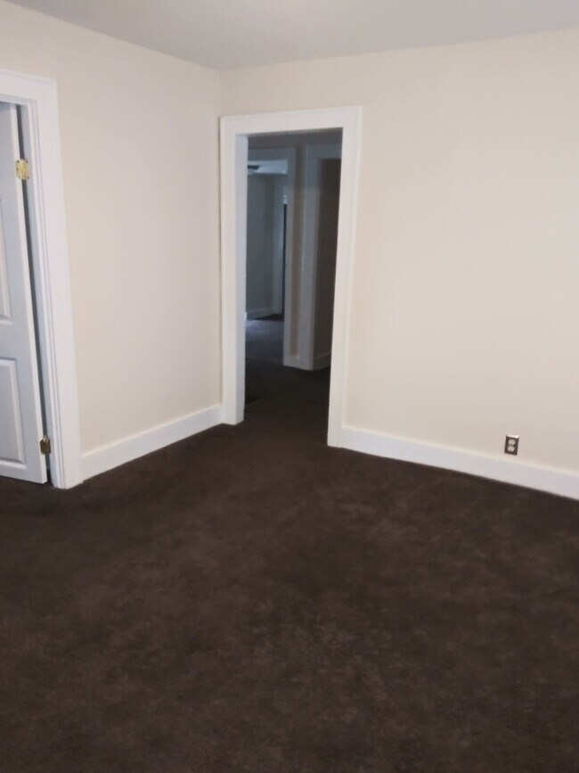 Building Photo - 2 BR 1.5 Bath
