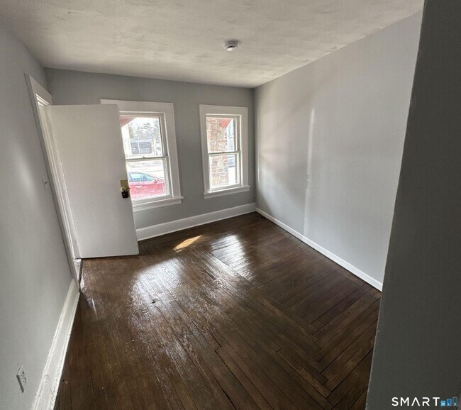 Building Photo - 2310 Barnum Ave