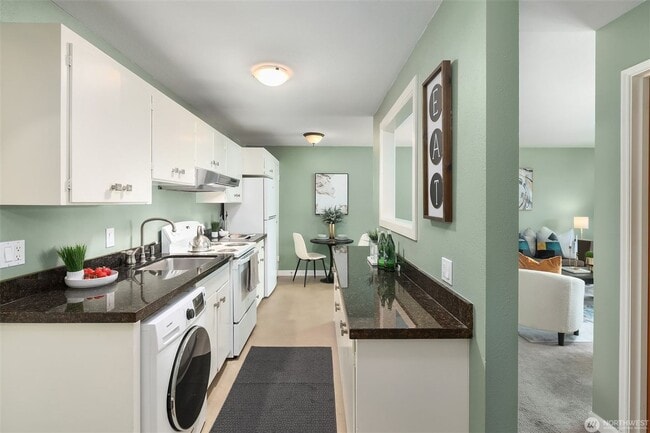Building Photo - Top-Floor Downtown Bellevue Condo with Sunset Views