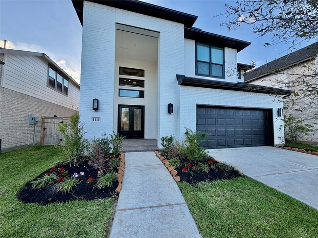 Building Photo - 1111 Luna Dr