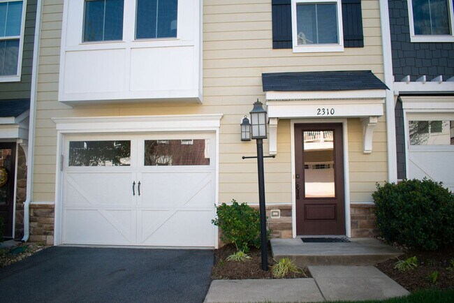 Foto del edificio - 2310 Avinity Court - Garage Style Townhome!