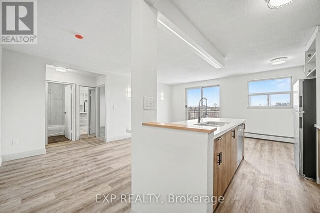 Building Photo - 41 Sutherland St W