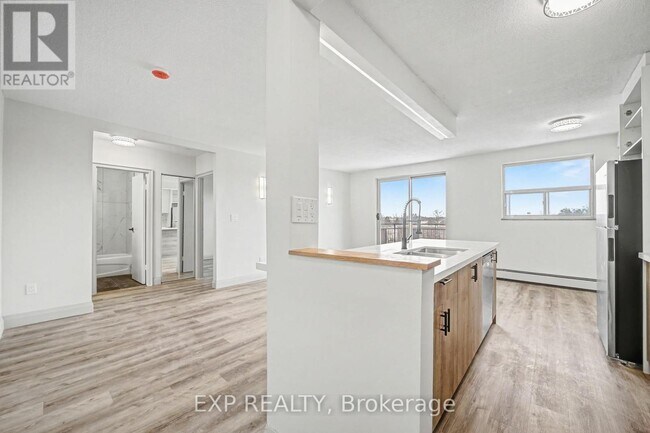 Photo du bâtiment - 41 Sutherland St W