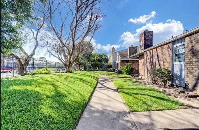 Foto del edificio - 9550 Deering Dr
