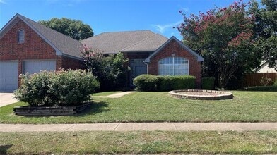 Building Photo - 320 Pebblebrook Ln