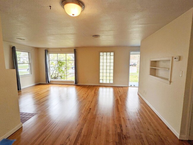 Building Photo - 5+ bedroom South Campus house w/ large fen...