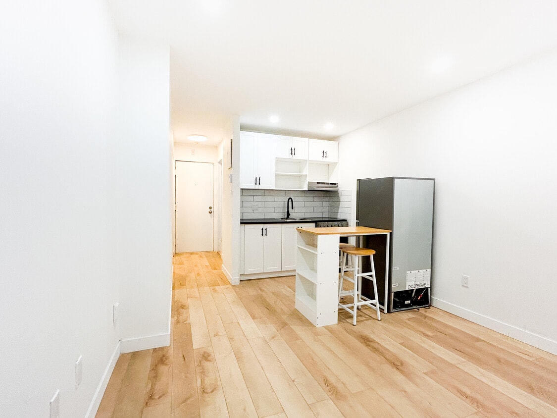 Primary Photo - 1375 Rue La Fontaine