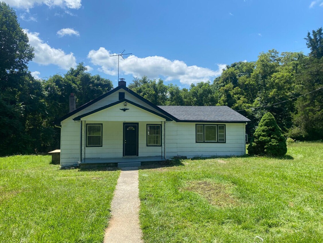 Foto principal - 3 Bedroom 1 Bath Available to Rent for $1,...