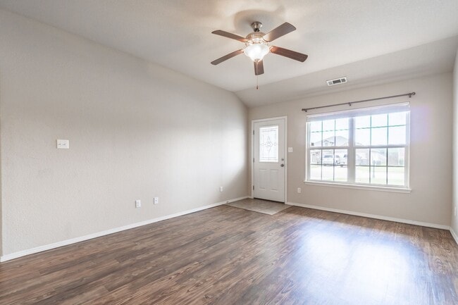 Building Photo - Secure Comfort: Beautiful 3 Bed, 2 Bath Ho...