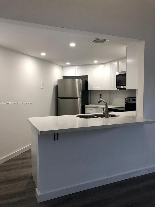 Building Photo - 9421 Fontainebleau Blvd