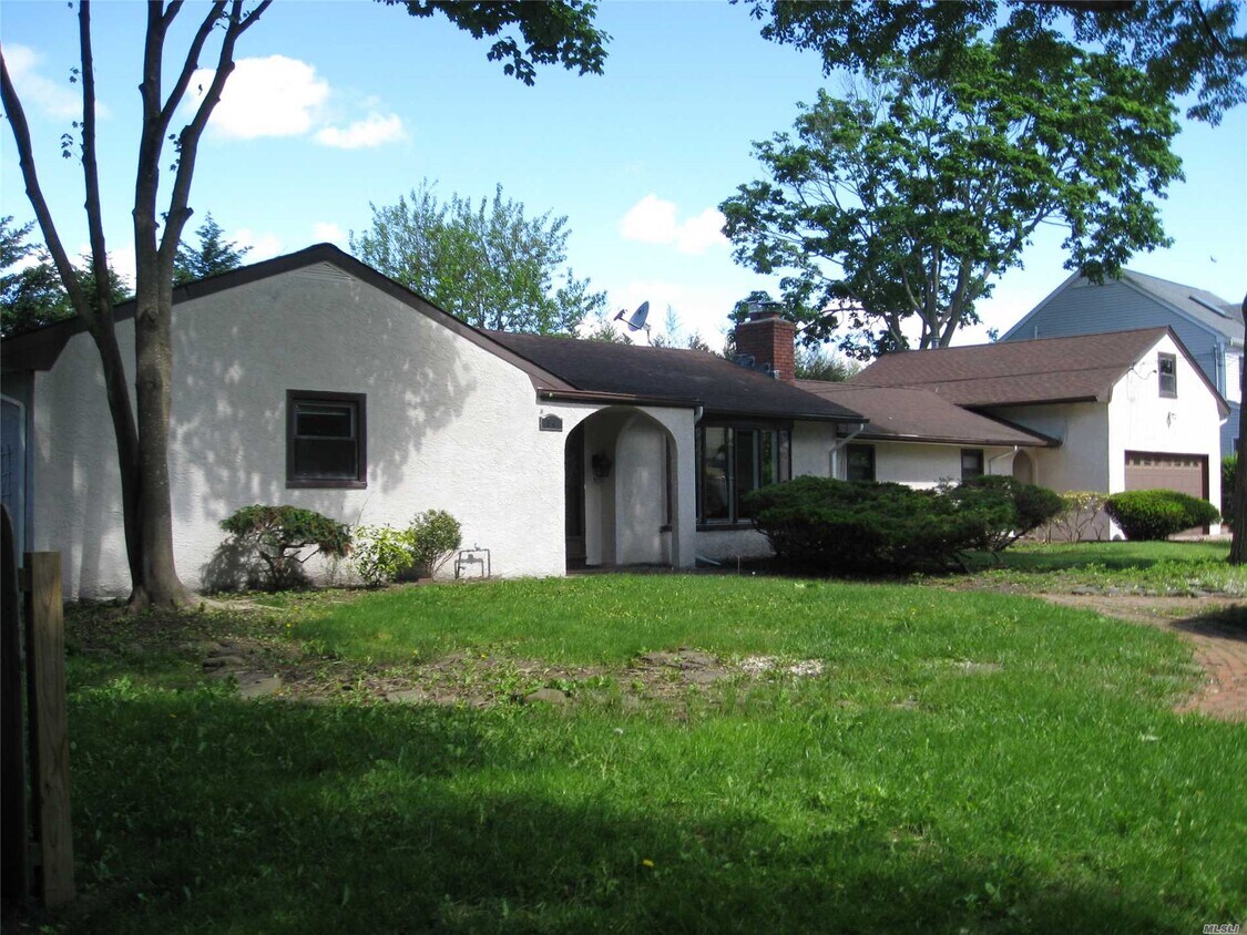 14 Ocean Ave, East Patchogue, NY 11772 House Rental in East Patchogue