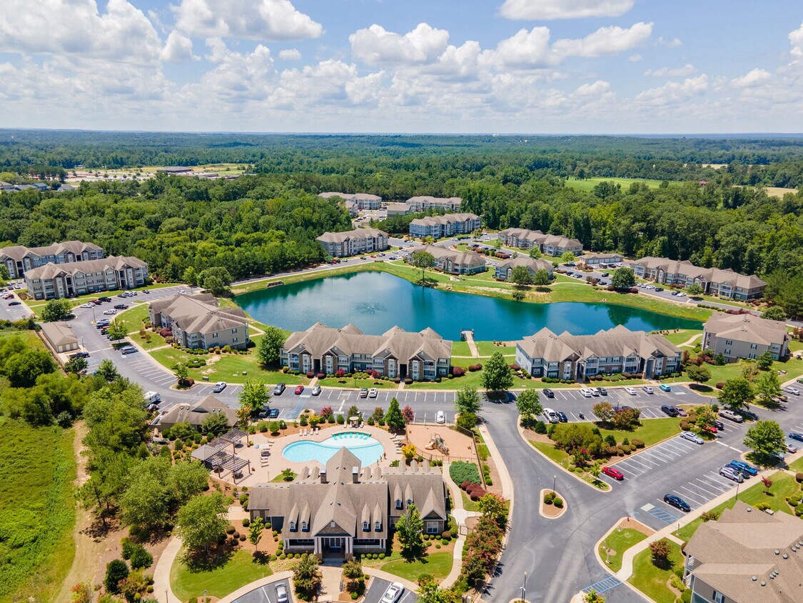 Summer Lake Apartments in Smiths Station, AL