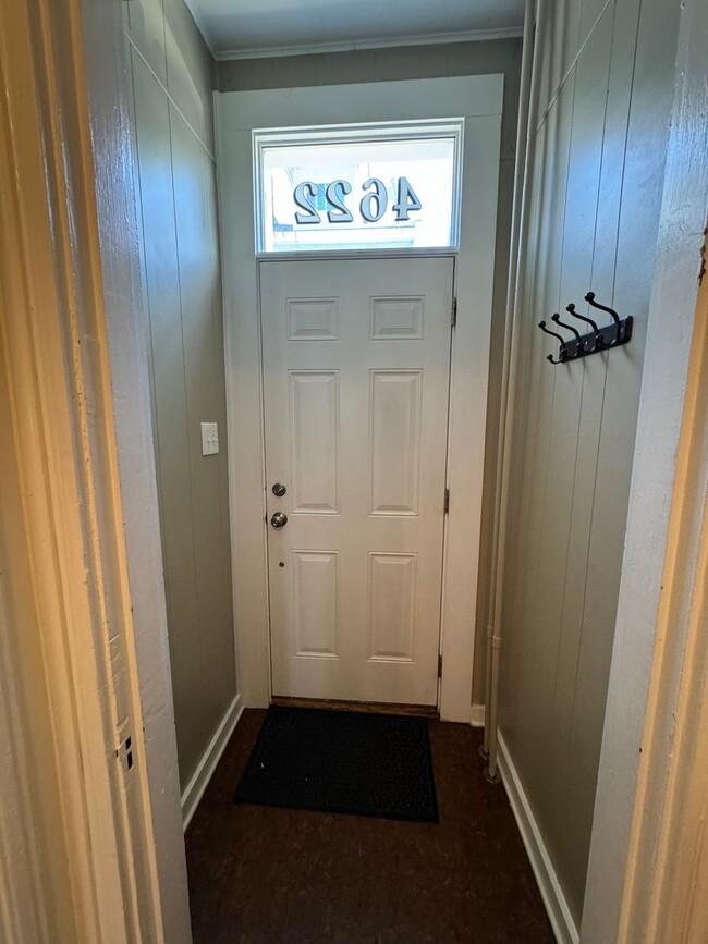 Building Photo - Stylish 3 Bedroom 1.5 Bathroom Home with G...