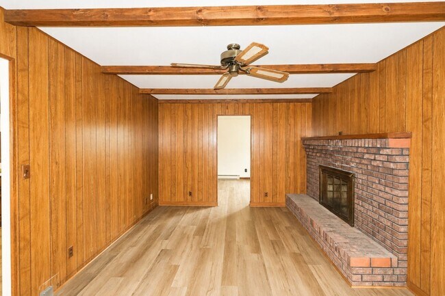 Building Photo - 3750 Robinson Dr