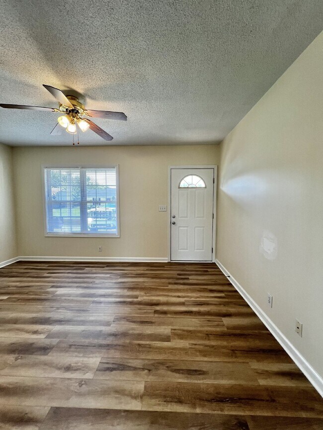 Foto del edificio - "Charming 2-Bedroom Retreat with 912 Sq Ft of Cozy Living in Oak Grove!"