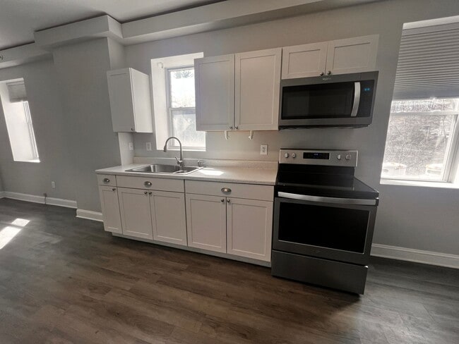 Building Photo - 2185 River Rd