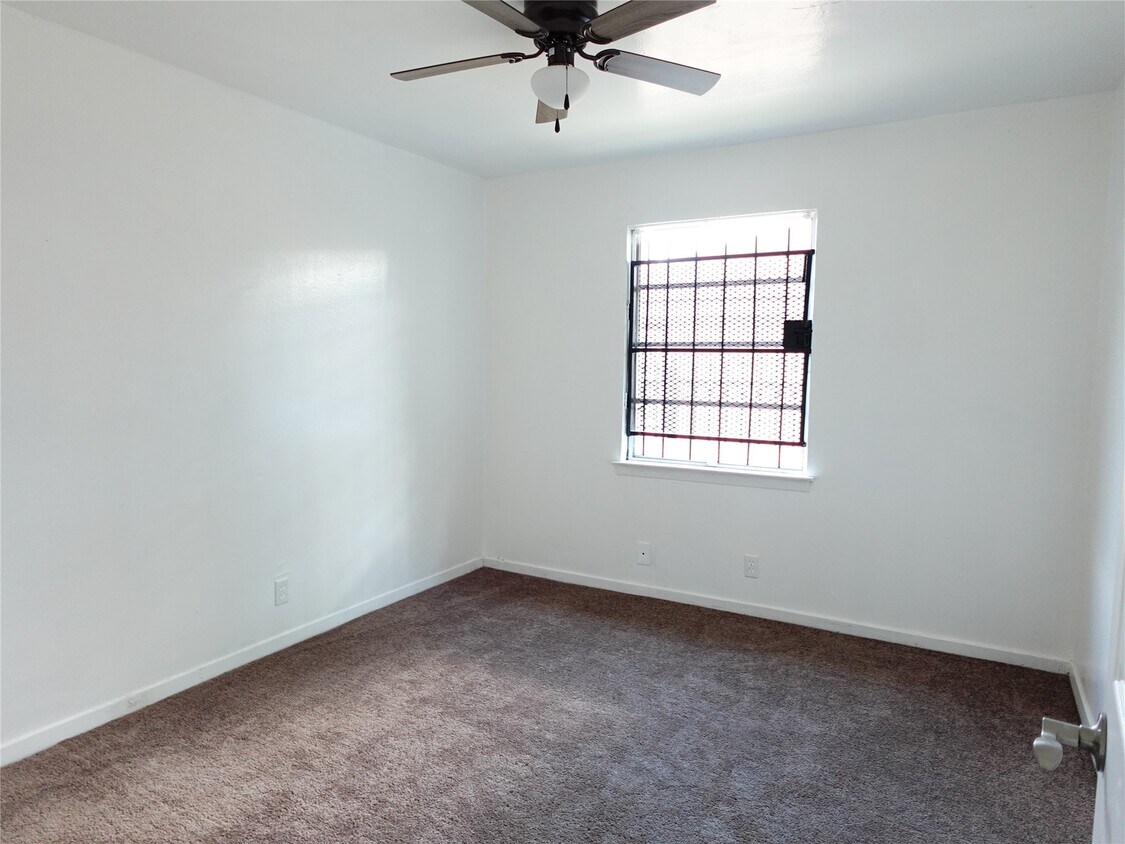 Foto del edificio - 8022 Woodlyn Rd