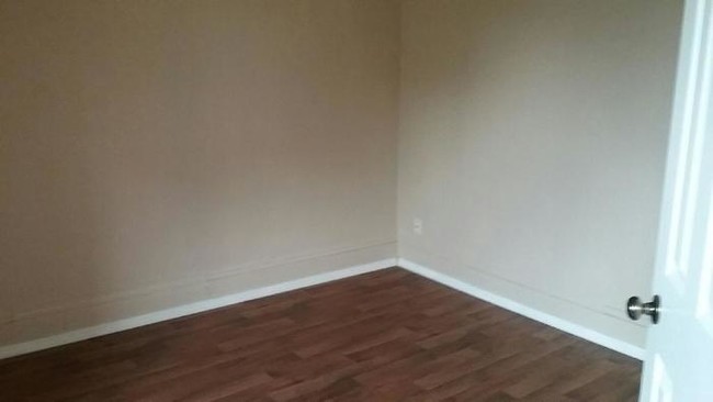 Building Photo - Newer remodeled 3 bedroom 1 bath upper