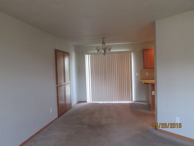 dining room - 1416 S Chronicle Rd