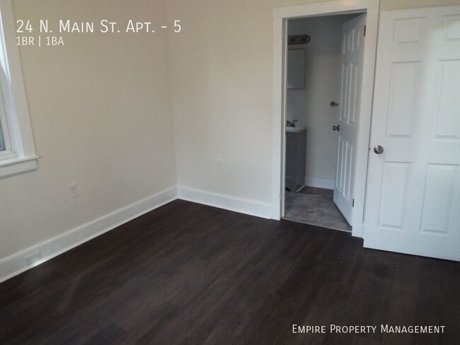 Building Photo - 2nd Floor: 1 Bedroom/ 1 Bathroom Apartment...